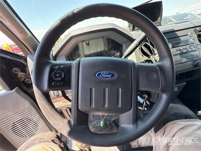 Ford F-550 4x2 27-Seat Transit Bus Minibussit
