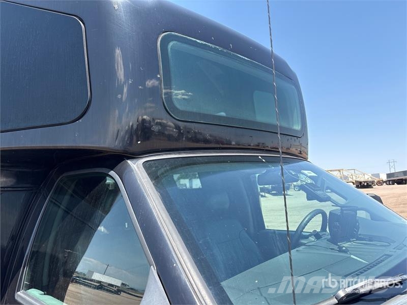 Ford F-550 4x2 27-Seat Transit Bus Minibussit