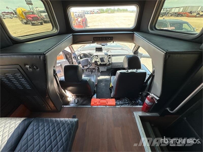 Ford F-550 4x2 27-Seat Transit Bus Minibussit