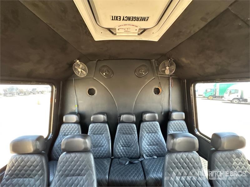 Ford F-550 4x2 27-Seat Transit Bus Minibussit