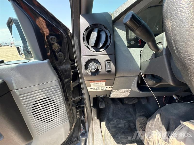 Ford F-550 4x2 27-Seat Transit Bus Minibussit