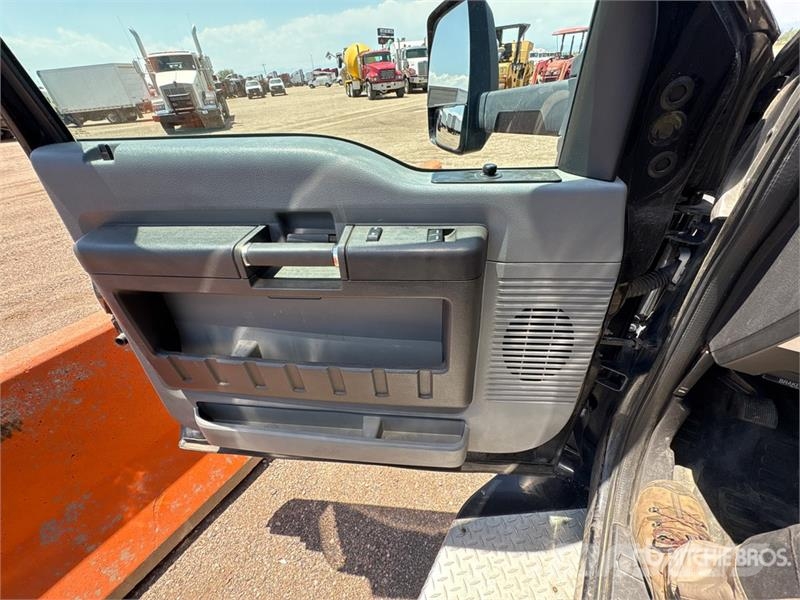 Ford F-550 4x2 27-Seat Transit Bus Minibussit