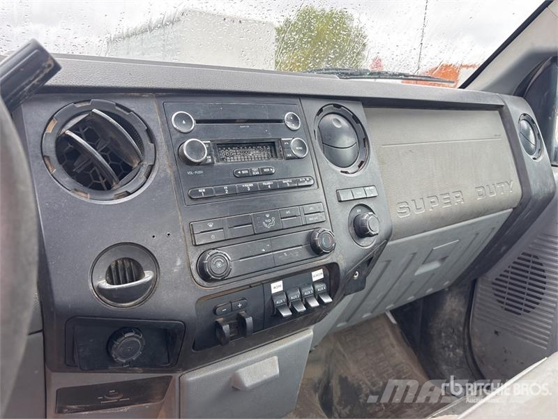 Ford F-550 4x2 Cab and Chassis Cabines e interior
