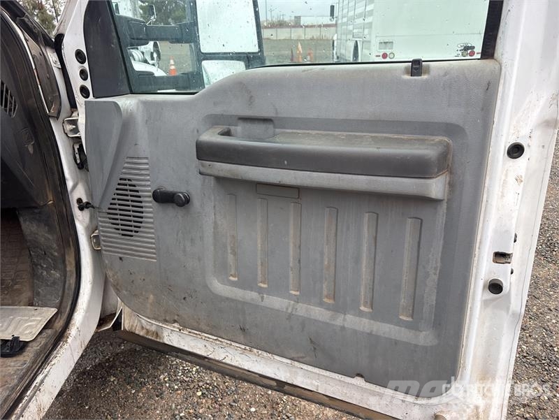 Ford F-550 4x2 Cab and Chassis Cabines e interior
