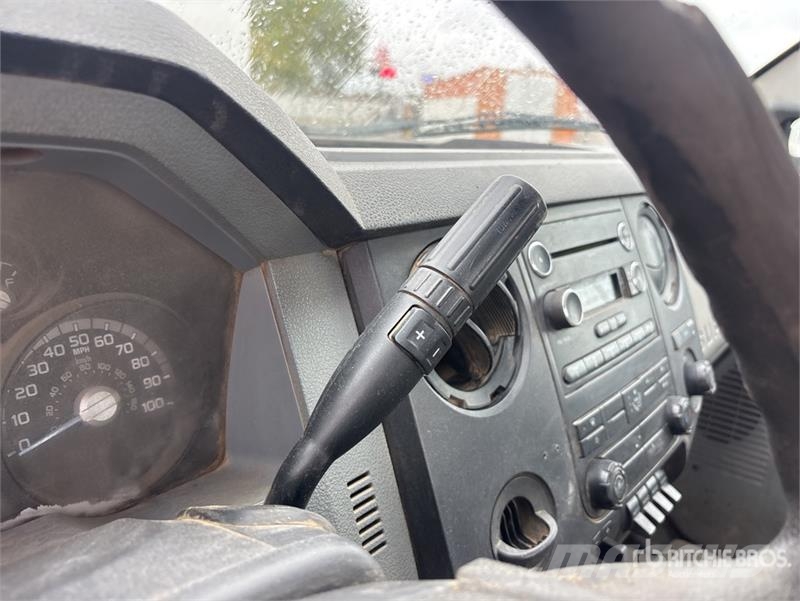 Ford F-550 4x2 Cab and Chassis Cabines e interior