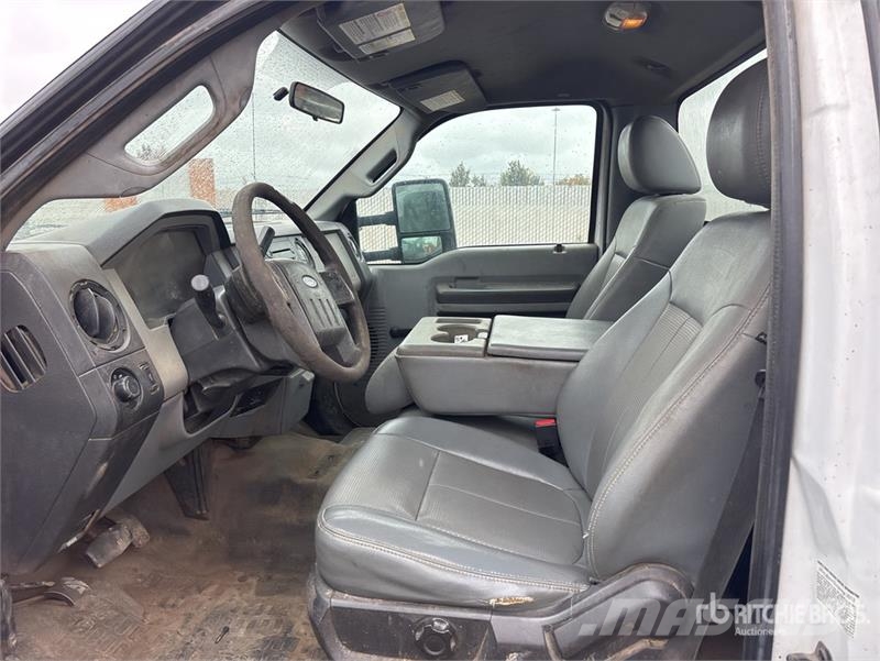 Ford F-550 4x2 Cab and Chassis Cabines e interior