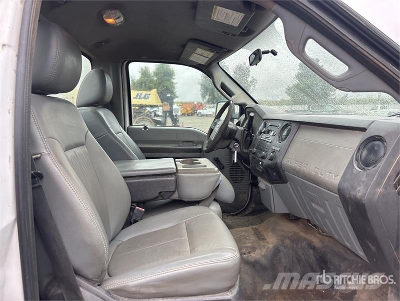 Ford F-550 4x2 Cab and Chassis Cabines e interior