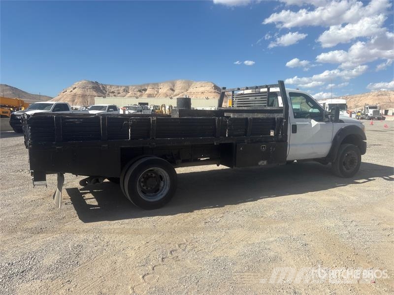 Ford F-550 4x2 Flatbed Truck Flakbilar