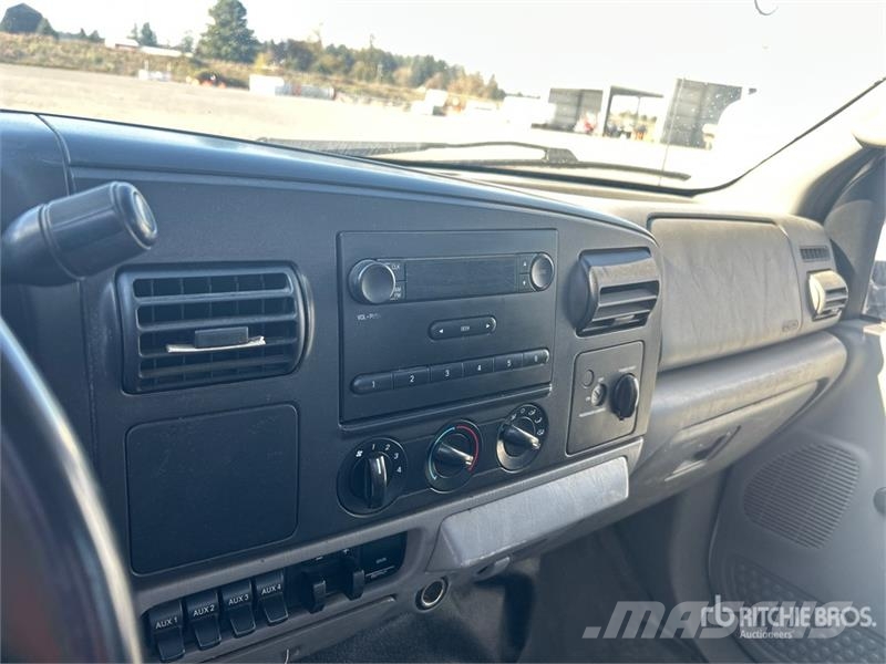Ford F-550 4x2 Flatbed Truck Lastbil med lad/Flatbed