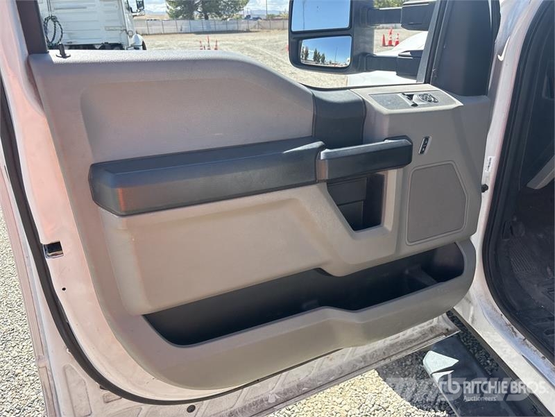 Ford F-550 4x2 Flatbed Truck Madelautod