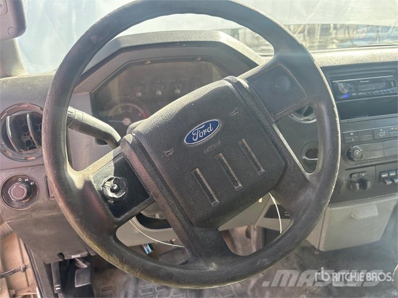 Ford F-550 4x2 Flatbed Truck Flakbilar
