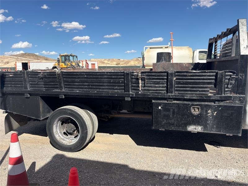 Ford F-550 4x2 Flatbed Truck Flakbilar