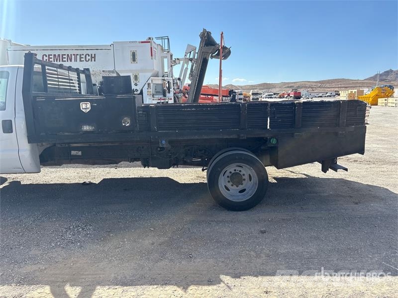 Ford F-550 4x2 Flatbed Truck Flakbilar
