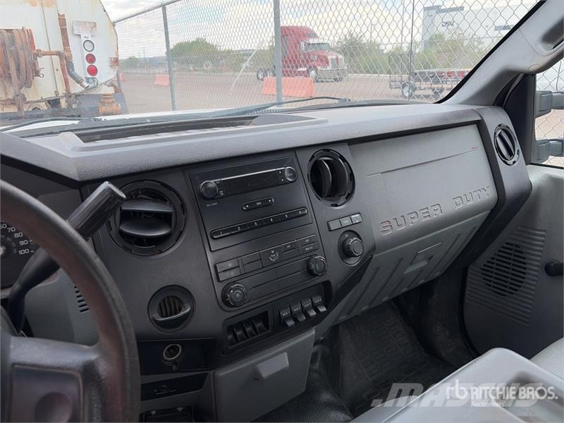 Ford F-550 4x2 Utility Truck Пикапи