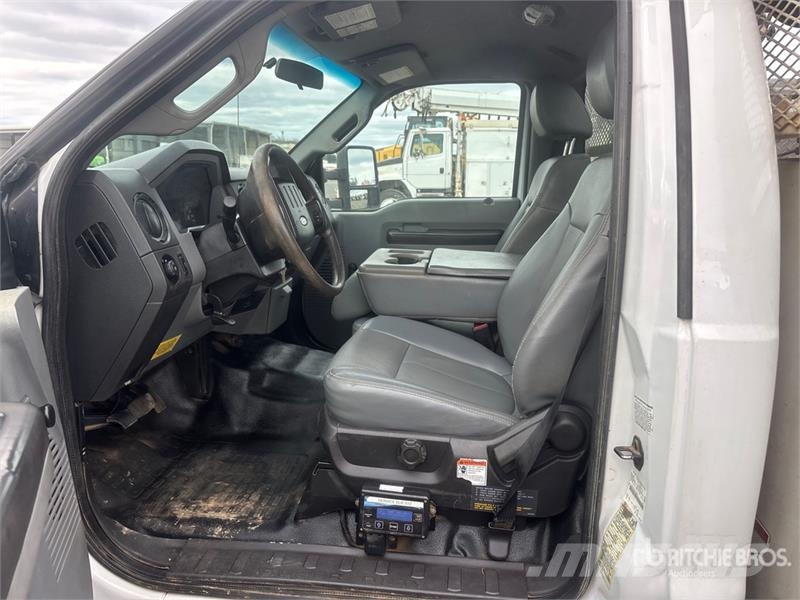 Ford F-550 4x2 Utility Truck Vieglais kravas automobilis/izkraušana no sāniem