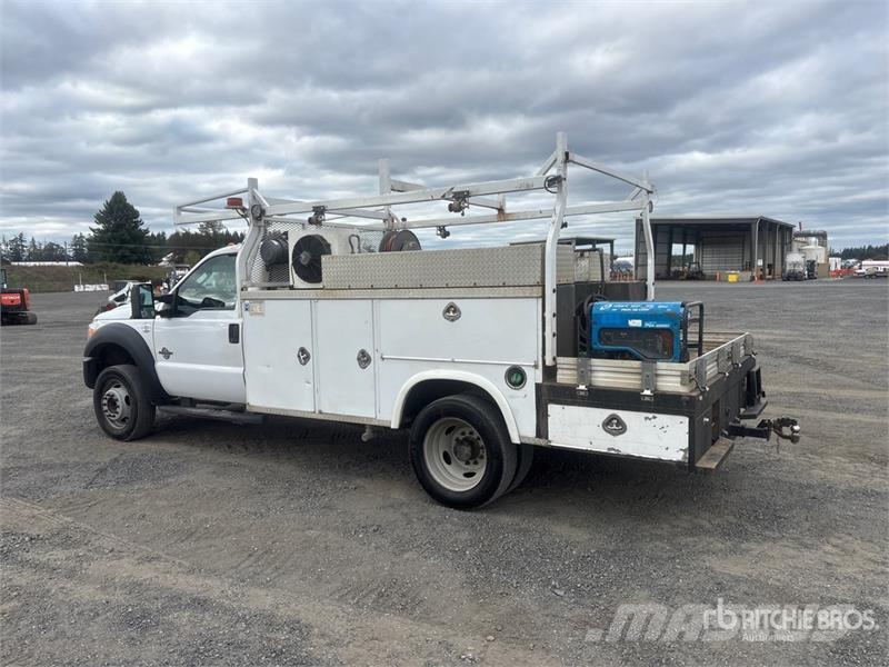 Ford F-550 4x2 Utility Truck Vieglais kravas automobilis/izkraušana no sāniem