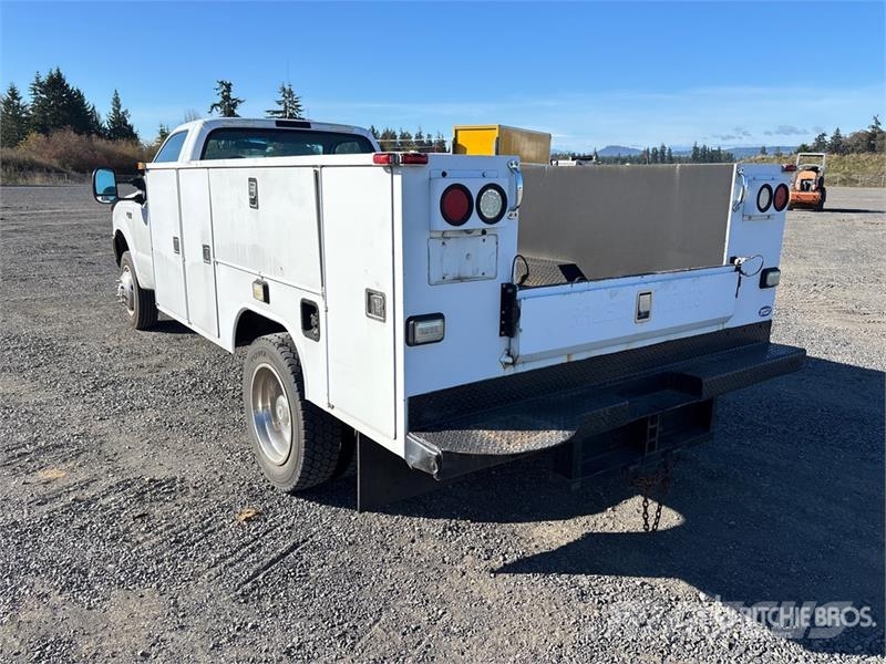 Ford F-550 4x2 Utility Truck Pick up/Dropside