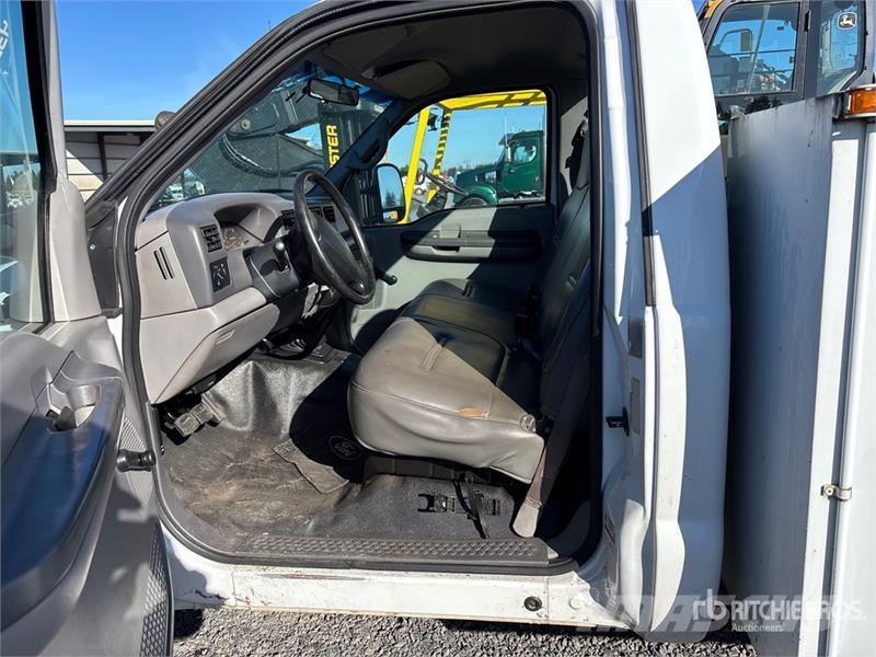 Ford F-550 4x2 Utility Truck Pick up/Dropside