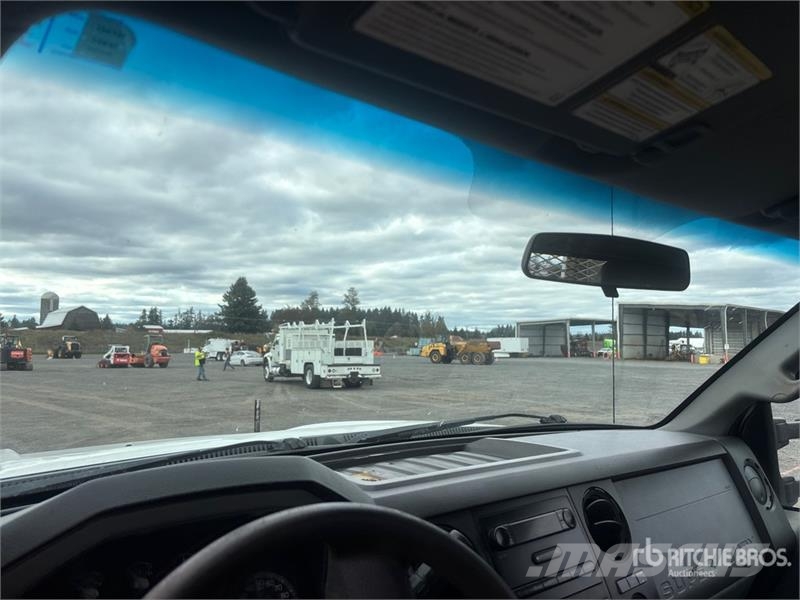 Ford F-550 4x2 Utility Truck Vieglais kravas automobilis/izkraušana no sāniem