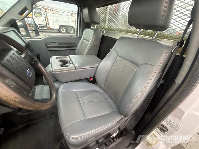 Ford F-550 4x2 Utility Truck Vieglais kravas automobilis/izkraušana no sāniem