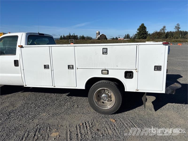 Ford F-550 4x2 Utility Truck Pick up/Dropside