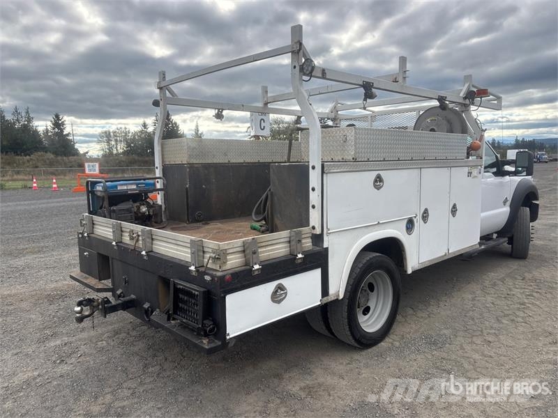 Ford F-550 4x2 Utility Truck Vieglais kravas automobilis/izkraušana no sāniem