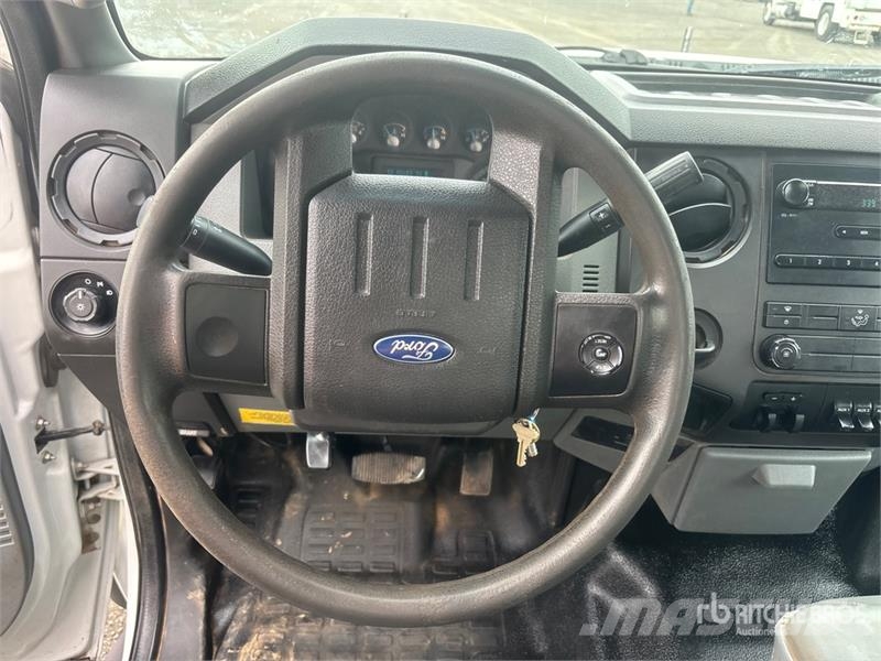 Ford F-550 4x2 Utility Truck Vieglais kravas automobilis/izkraušana no sāniem