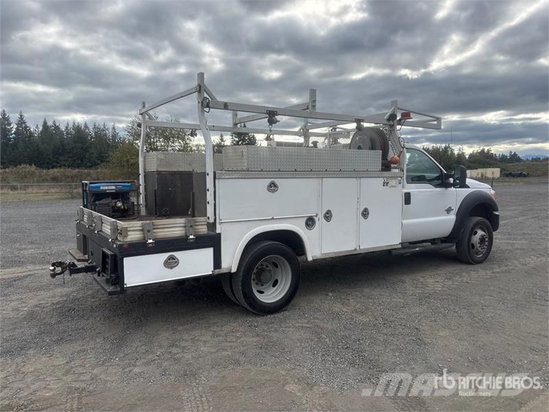 Ford F-550 4x2 Utility Truck Vieglais kravas automobilis/izkraušana no sāniem