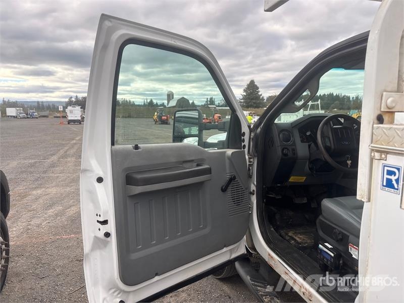 Ford F-550 4x2 Utility Truck Vieglais kravas automobilis/izkraušana no sāniem