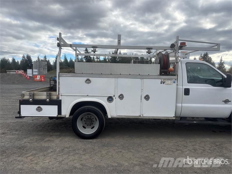Ford F-550 4x2 Utility Truck Vieglais kravas automobilis/izkraušana no sāniem