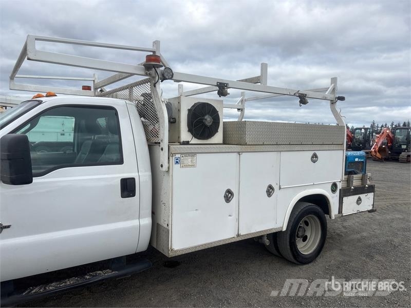 Ford F-550 4x2 Utility Truck Vieglais kravas automobilis/izkraušana no sāniem