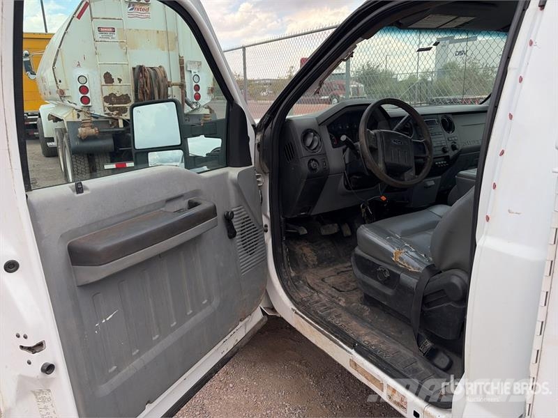 Ford F-550 4x2 Utility Truck Пикапи