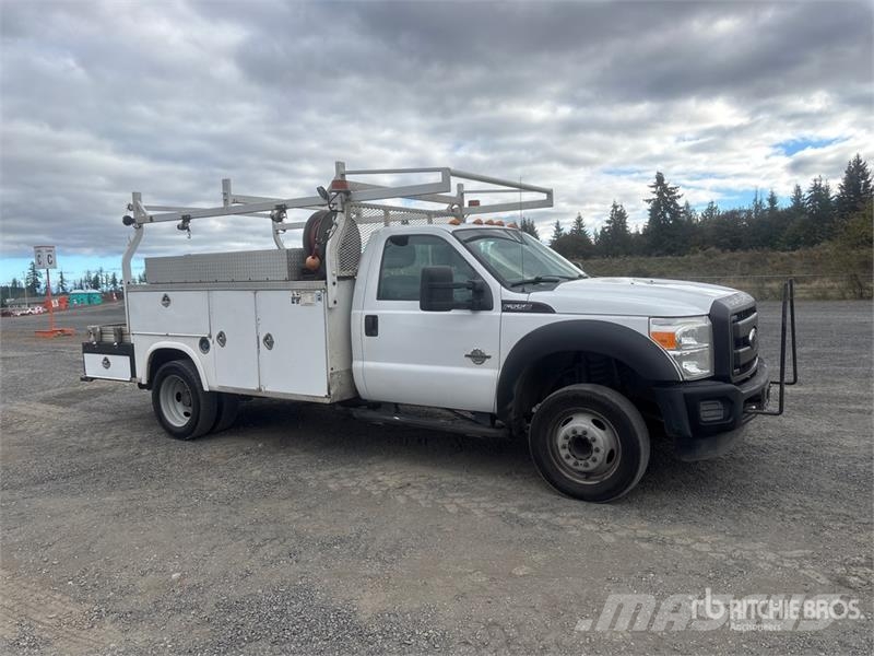 Ford F-550 4x2 Utility Truck Vieglais kravas automobilis/izkraušana no sāniem