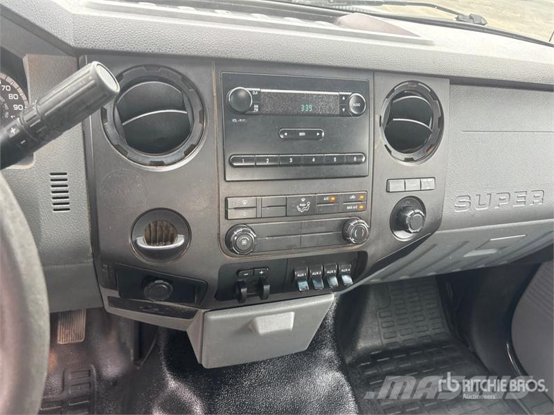 Ford F-550 4x2 Utility Truck Vieglais kravas automobilis/izkraušana no sāniem