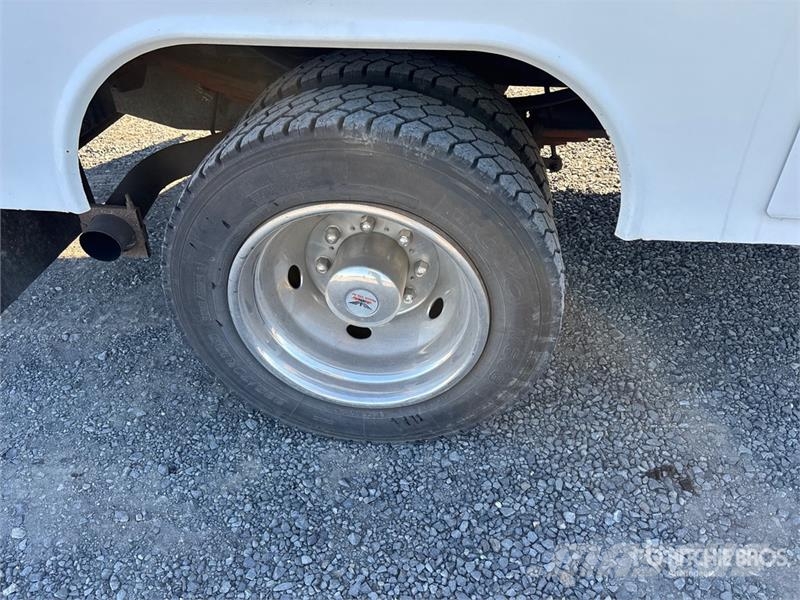 Ford F-550 4x2 Utility Truck Pick up/Dropside