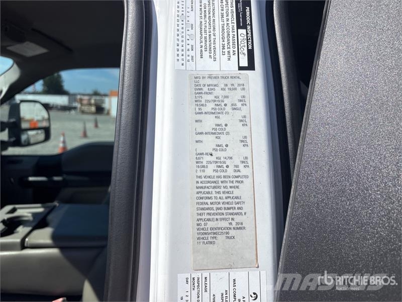 Ford F-550 4x4 Crew Cab Flatbed Truck شاحنات مسطحة/مفصلية الجوانب