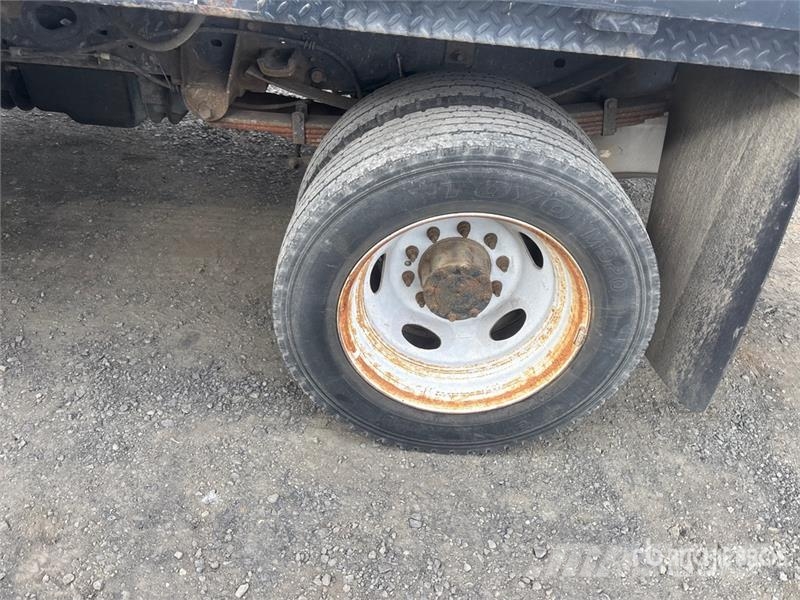 Ford F-550 4x4 Crew Cab Flatbed Truck Platformas/izkraušana no sāniem