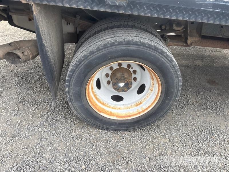 Ford F-550 4x4 Crew Cab Flatbed Truck Platformas/izkraušana no sāniem