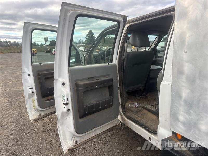 Ford F-550 4x4 Crew Cab Flatbed Truck Platformas/izkraušana no sāniem