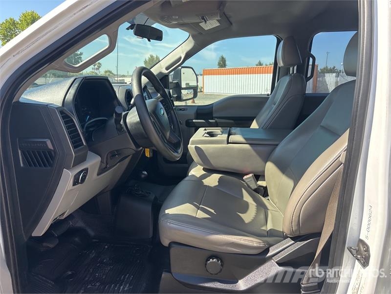 Ford F-550 4x4 Crew Cab Flatbed Truck شاحنات مسطحة/مفصلية الجوانب