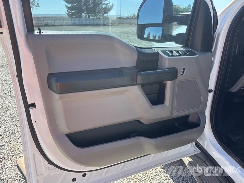 Ford F-550 4x4 Crew Cab Flatbed Truck شاحنات مسطحة/مفصلية الجوانب