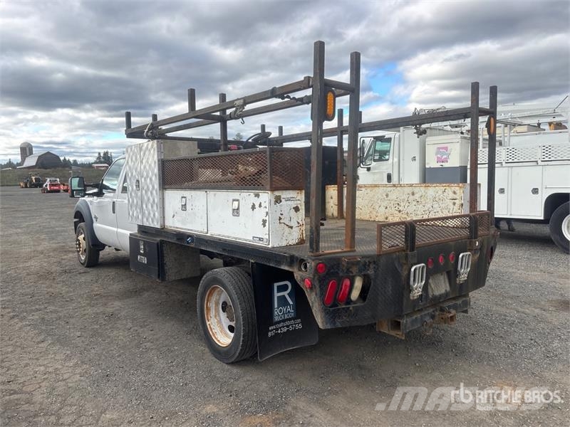 Ford F-550 4x4 Crew Cab Flatbed Truck Platformas/izkraušana no sāniem
