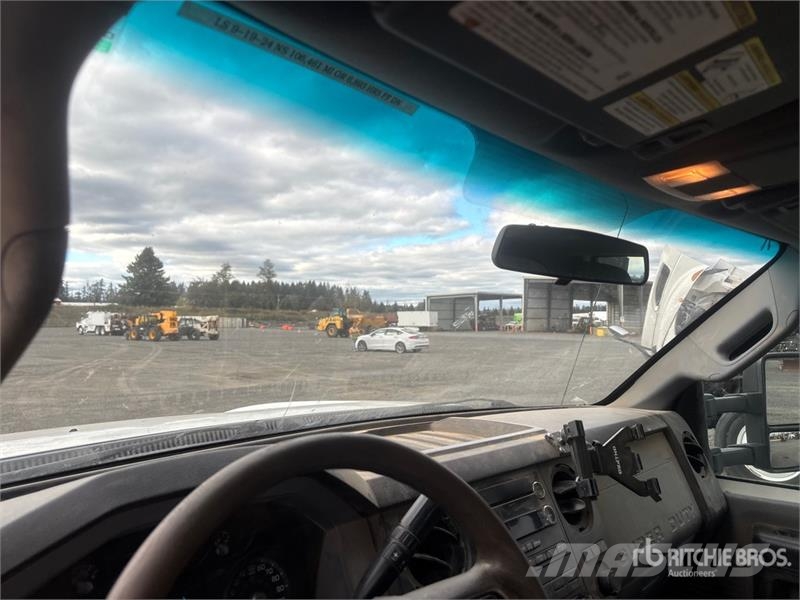 Ford F-550 4x4 Crew Cab Flatbed Truck Platformas/izkraušana no sāniem