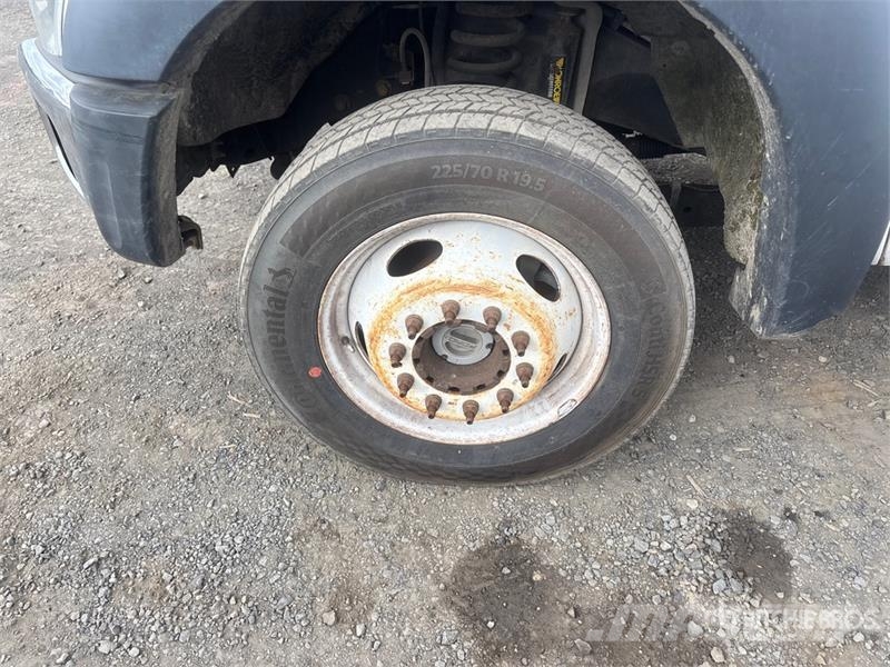 Ford F-550 4x4 Crew Cab Flatbed Truck Platformas/izkraušana no sāniem