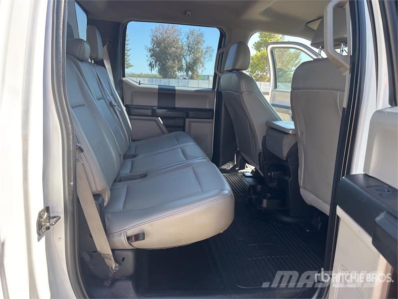 Ford F-550 4x4 Crew Cab Flatbed Truck شاحنات مسطحة/مفصلية الجوانب