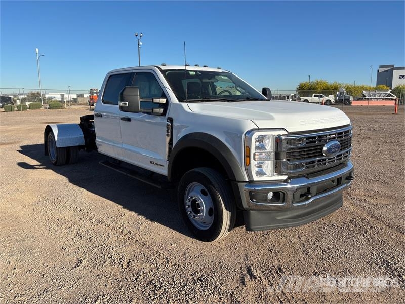 Ford F-550 4x4 Crew Cab Versatile Hauler Truck Tracteur routier