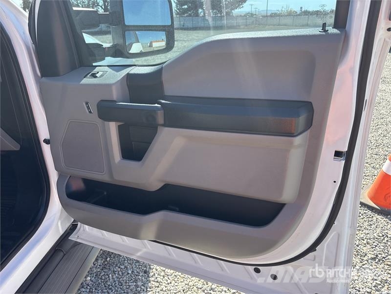 Ford F-550 4x4 Crew Cab Flatbed Truck شاحنات مسطحة/مفصلية الجوانب