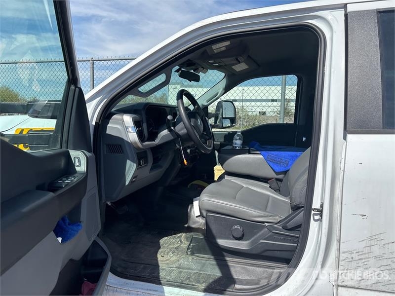 Ford F-550 4x4 Crew Cab Versatile Hauler Truck Tracteur routier