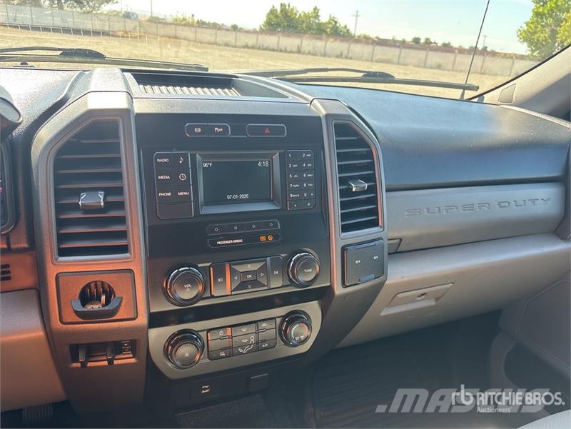 Ford F-550 4x4 Crew Cab Flatbed Truck شاحنات مسطحة/مفصلية الجوانب