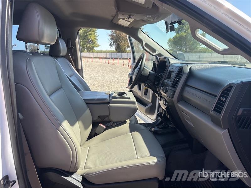Ford F-550 4x4 Crew Cab Flatbed Truck شاحنات مسطحة/مفصلية الجوانب